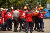 Anggota Palang Merah Indonesia (PMI) bersama TNI-Polri, melakukan vertical rescue  pada korban kebakaran saat simulasi tanggap bencana di Monumen Arek Lancor, Pamekasan, Jawa Timur, Minggu (19/2). PMI Pamekasan menggelar pelatihan teknis Tanggap Darurat Bencana (TDB) dan Emergensi Respons, meliputi praktik fire fighting dan vertical rescue dan water rescue. Antara Jatim/Saiful Bahri/zk/17