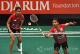 Pebulu tangkis ganda putri asal klub Berkat Abadi, Greysia Polli (kanan) dan Rizki Amelia (kiri) berusaha mengembalikan kok kearah lawan pebulu tangkis ganda putri asal klub Granular Chayanit Chaladchalam dan Phataimas Muenwong dalam penyisihan grup X Putri Djarum Superliga Badminton 2017 di DBL Arena, Surabaya, Jawa Timur, Minggu (19/2). Greysia Polli-Rizki Amelia menang dengan skor 2-1 (22-20, 13-21, 21-10). Antara Jatim/M Risyal Hidayat/zk/17