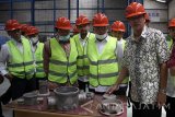 Menteri Riset Teknologi dan Pendidikan Tinggi (Menristekdikti) Moh. Nasir (kedua kanan) mendengarkan penjelasan  CEO PT Zenith Allmart Precisindo Allan Changrawinata (kanan) saat meninjau produksi Prototipe Implant Tulang berbahan Stainless Steel 366L di PT Zenith Allmart Precisindo Krian, Sidoarjo, Jawa Timur, Senin (20/2). Kunjungan kerja tersebut untuk melihat secara lanfsung pembuatan Prototipe Implant Tulang berbahan Stainless Steel yang merupakan bahan baku biomaterial untuk produksi alat kesehatan implan. Antara Jatim/Umarul Faruq/zk/17