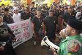 Anggota organisasi massa (Ormas) Islam dan ormas Bali meneriakkan yel-yel dalam aksi unjuk rasa saat berlangsungnya sidang praperadilan yang diajukan Juru Bicara Front Pembela Islam (FPI), Munarman di Paengadilan Negeri Denpasar, Bali (Senin (20/2). Jubir FPI Munarman dan kuasa hukumnya mencabut pengajuan praperadilan sehingga Hakim Pengadilan Negeri Denpasar, Agus Walujo Tjahjono memutuskan mengabulkan permohonan itu, namun proses penyidikan terhadap Munarman tetap dilanjutkan oleh Polda Bali. ANTARA FOTO/Nyoman Budhiana/i018/2017.