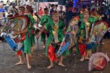 Menampilkan pertunjukan seni dan budaya di tengah pandemi