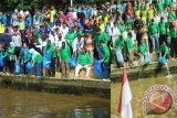 Menteri Lingkungan Hidup dan Kehutanan RI Siti Nurbaya bersama Wali Kota dan beberapa kepala SKPD melepas bibit ikan ke Sungai Martapura di siring sungai Martapura Jalan R.E. Martadinata, Sabtu (18/2, dalam rangka 
