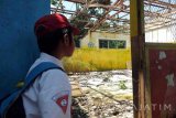 Seorang siswa melihat ruang kelas sekolahnya yang rusak parah di SDN Biting 4, Kecamatan Arjasa, Kabupaten Jember, Jawa Timur, Senin (20/2). Puluhan siswa terpaksa belajar di teras sekolah dengan cara lesehan karena sejumlah ruang kelas di sekolah setempat rusak parah. Antara Jatim/Zumrotun Solichah/zk/17