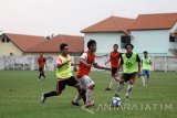 Pemain menunjukan kemampuan teknisnya dalam seleksi pemain U-19 yang digelar Asprov PSSI di Stadion Jenggolo, Sidoarjo, Jawa Timur, Selasa (21/2) . Sekitar 30 dari 150 pemain yang terdaftar Asprov PSSI Jawa Timur menggelar seleksi pemain untuk kebutuhan Timnas Indonesia U-19.  Antara Jatim/Umarul Faruq/zk/17
