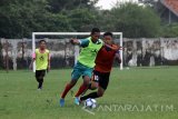 Pemain menunjukan kemampuan teknisnya dalam seleksi pemain U-19 yang digelar Asprov PSSI di Stadion Jenggolo, Sidoarjo, Jawa Timur, Selasa (21/2) . Sekitar 30 dari 150 pemain yang terdaftar Asprov PSSI Jawa Timur menggelar seleksi pemain untuk kebutuhan Timnas Indonesia U-19.  Antara Jatim/Umarul Faruq/zk/17