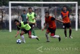 Pemain menunjukan kemampuan teknisnya dalam seleksi pemain U-19 yang digelar Asprov PSSI di Stadion Jenggolo, Sidoarjo, Jawa Timur, Selasa (21/2) . Sekitar 30 dari 150 pemain yang terdaftar Asprov PSSI Jawa Timur menggelar seleksi pemain untuk kebutuhan Timnas Indonesia U-19.  Antara Jatim/Umarul Faruq/zk/17