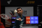 Pebulu tangkis tunggal putra asal klub Berkat Abadi, Tommy Sugiarto mengembalikan kok kearah lawannya pebulu tangkis putra asal klub Sports Affairs Tan Chung Seang dalam penyisihan grup B Djarum Superliga Badminton 2017 di DBL Arena Surabaya, Jawa Timur, Selasa (21/2). Tommy Sugiarto menang dengan skor 2-0 (21-18,21-7). Antara Jatim/M Risyal Hidayat/zk/17