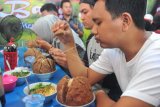 Sejumlah peserta menyantap bakso Monster saat lomba makan bakso berukuran jumbo tersebut di Warung Bakso Monster di kawasan Sukabangun Palembang, Sumsel, Senin (20/2). Puluhan peserta mengikuti kompetisi makan bakso dengan berat sekitar dua kilogram per mangkuknya. ANTARA FOTO/Feny Selly/ama/17