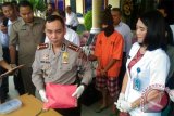 Kapolresta Pontianak, Kombes (Pol) Iwan Imam Susilo memperlihatkan barang bukti paket narkoba di halaman Mapolresta Pontianak pada Selasa (17/1). Polisi Resor Kota (Polresta) Pontianak kembali melakukan pemusnahan 1 Kilogram narkotika jenis sabu yang berhasil ditangkap dari tersangka yang merupakan seorang penumpang pesawat di Bandara Internasional Supadio Pontianak. (Foto Antara Kalbar/Slamet Ardiansyah)