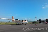 Pesawat milik PT Airfast Indonesia parkir di Bandara Trunojoyo Sumenep, Selasa (21/2). Pesawat tersebut akan melayani penerbangan perintis di jalur yang berpangkalan di Bandara Trunojoyo, yakni Sumenep-Surabaya, Surabaya-Bawean, dan Surabaya-Karimunjawa (Jawa Tengah).