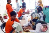 Komunitas Bratic (Barabai Adventure Trail Community) Super Kebo bekerjasama dengan Palang Merah Indonesia (PMI) Hulu Sungai Tengah, melaksanakan kegiatan kemanusiaan, berupa donor darah, di Unit Transfusi Darah rumah sakit Damanhuri Barabai, Rabu (22/2). Foto:Antaranews Kalsel/Upik/G.