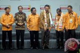Presiden Joko Widodo (kedua kiri), Ketua Umum Partai Hanura Oesman Sapta (ketiga kiri), Dewan Pembina Partai Hanura Wiranto (kiri) dan Gubernur Jakarta Basuki Tjahaja Purnama (ketiga kanan) bersama sejumlah pengurus baru berbincang dalam pelantikan Dewan Pengurus Pusat (DPP) periode 2016-2020 di Sentul International Convenction Center (SICC), Kabupaten Bogor, Jawa Barat, Rabu (22/2). Musyawarah Nasional Luar Biasa (Munaslub) Partai Hanura pada 21 Desember 2016, telah memilih Oesman Sapta Odang sebagai ketua umum menggantikan Wiranto, yang kini dipercayakan sebagai Ketua Dewan Pembina Partai Hanura, sementara Sekjen dijabat Sarifuddin Sudding, dan Bendahara Umum Zulnahar Usman. ANTARAFOTO/Yulius Satria Wijaya/wdy/17.