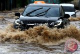 Menerobos Banjir Di Tangsel