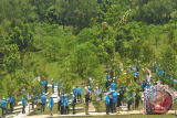 Organisasi pengelola sumberdaya air dari Asia Tenggara melakukan penanaman pohon di kawasan hutan NARBO di Kawasan Waduk Jatiluhur, Kabupaten Purwakarta, Jawa Barat, Rabu (22/2). Kegiatan ini merupakan rangkaian General Meeting NARBO ke-6 yang berlangsung selama tiga hari, yakni 22-24 Februari di Purwakarta dan Jakarta. (Foto Antara/ M. Ali Khumaini).
