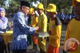 Asisten Pemerintahan dan Kesejahteraan Rakyat Setda Banjar H Zainuddin menyerahkan penghargaan kepada para petugas kebersihan (pasukan kuning) pada Apel Hari Kesadaran Nasional di halaman Kantor Bupati Banjar, Martapura Senin (20/2). Upacara peringatan Hari Kesadaran Nasional sekaligus memperingati Hari Sampah Nasional, dipusatkan dan diikuti ratusan ASN lingkup Pemkab Banjar.
