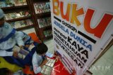 Sejumlah siswa membaca buku hasil dari sumbangan siswa dalam aksi donasi seribu buku di perpustakaan SD Plus Rahmat, Kota Kediri, Jawa Timur, Kamis (23/2). Kegiatan mendonasikan buku secara suka rela agar dapat dibaca oleh sesama teman tersebut sebagai rangkaian kegiatan bertajuk 'Gerakan Literasi Sekolah' guna menumbuh kembangkan sikap empati dan berbagi sekaligus mendorong minat baca siswa. Antara Jatim/Prasetia Fauzani/zk/17