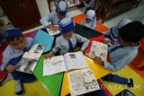 Sejumlah siswa membaca buku hasil dari sumbangan siswa dalam aksi donasi seribu buku di perpustakaan SD Plus Rahmat, Kota Kediri, Jawa Timur, Kamis (23/2). Kegiatan mendonasikan buku secara suka rela agar dapat dibaca oleh sesama teman tersebut sebagai rangkaian kegiatan bertajuk 'Gerakan Literasi Sekolah' guna menumbuh kembangkan sikap empati dan berbagi sekaligus mendorong minat baca siswa. Antara Jatim/Prasetia Fauzani/zk17