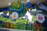 Dua orang siswa menyelesaikan pembuatan majalah dinding tiga dimensi (Mading 3D) berbentuk bola dunia di SD Plus Rahmat, Kota Kediri, Jawa Timur, Kamis (23/2). Kegiatan bertajuk 'Gerakan Literasi Sekolah' tersebut bertujuan mendorong kreatifitas dan sekaligus menumbuh kembangkan minat baca siswa. Antara Jatim/Prasetia Fauzani/zk/17