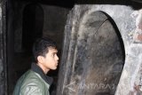 Seorang mahasiswa melihat bunker di bawah rumah kostnya di kelurahan Klojen, Malang, Jawa Timur, Jumat (24/2). Sejumlah sejarawan menduga bunker yang dilengkapi tujuh ruangan dan bercerobong asap tersebut dibangun pada tahun 1930an sebagai tempat persembunyian serta pelarian bangsawan Eropa saat Perang Dunia II. Antara Jatim/Ari Bowo Sucipto/zk/17.