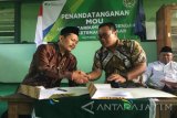 Ketua SARBUMUSI NU Blitar H. Aspandi berjabat tangan dengan  Kepala Cabang BPJS Ketenagakerjaan Blitar Oki W. Gandha usai penandatanaganan MOU di Blitar, Jawa Timur, Jumat (24/2). Antara Jatim/Irfan Anshori/Zk/17