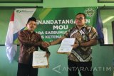 Ketua SARBUMUSI NU Blitar H. Aspandi menyerahkan Memorandum Of Underatanding (MOU) kepada Kepala Cabang BPJS Ketenagakerjaan Blitar Oki W. Gandha usai penandatanaganan MOU di Blitar, Jawa Timur, Jumat (24/2). Antara Jatim/Irfan Anshori/Zk/17