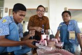 Rektor Universitas Widya Kartika (Uwika) Murphin Joshua (tengah) mengamati siswa membuat robot hidrolik ketika mengikuti kompetisi robot hidrolik di Universitas Widya Kartika Surabaya, Jawa Timur, Kamis (23/2). Kegiatan bertajuk 