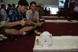 Sejumlah siswa menjalankan robot hidrolik ketika mengikuti kompetisi robot hidrolik di Universitas Widya Kartika Surabaya, Jawa Timur, Kamis (23/2). Kegiatan bertajuk 'Civil Fiesta' tersebut diikuti sekitar 45 sekolah dari sembilan kota di Jawa Timur tersebut bertujuan untuk mengembangkan bakat dan daya kreasi dengan bahan murah, bekas ataupun sampah namun berdaya guna. Antara Jatim/M Risyal Hidayat/17