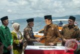 Presiden Joko Widodo (kedua kanan) berjabat tangan dengan Ketua Umum PP Muhammadiyah Haedar Nashir (tengah) disaksikan Menteri Agama Lukman Hakim Saifuddin (kiri), Gubernur Maluku Said Assagaff (kanan), dan Ketua Umum PP Aisyiyah Siti Noerjanah (kedua kanan), usai peresmian operasional Klinik Apung Said Tuhuleley di kawasan Islamic Center Ambon, Maluku, Jumat (24/2). Klinik Apung Said Tuhuleley yang diluncurkan Muhammadiyah ini, merupakan fasilitas kesehatan yang dibangun dengan basis kapal yacht untuk menghadirkan pelayanan kesehatan di kepulauan Maluku dan Papua. ANTARA FOTO/Embong Salampessy/aww/17.