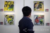 Pengunjung memperhatikan lukisan karya anak kebutuhan khusus dan anak jalanan yang dipajang pada pameran bertajuk 'Aku Bisa' di Terminal 1 Bandara Internasional Juanda Surabaya di Sidoarjo, Jawa Timur, Jumat (24/2). Pameran lukisan yang memamerkan sebanyak 40 karya anak kebutuhan khusus dan anak jalanan berlangsung hingga 5 Maret 2017. Antara jatim/Umarul Faruq/zk/17