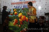 Walikota Surabaya Tri Rismaharini (kiri) membubuhkan tandatangan lukisan karya anak kebutuhan khusus dan anak jalanan yang dipajang pada pameran bertajuk 'Aku Bisa' di Terminal 1 Bandara Internasional Juanda Surabaya di Sidoarjo, Jawa Timur, Jumat (24/2). Pameran lukisan yang memamerkan sebanyak 40 karya anak kebutuhan khusus dan anak jalanan berlangsung hingga 5 Maret 2017. Antara Jatih/Umarul Faruq/zk/17