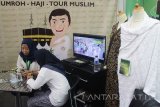 Pengunjung mencari informasi tentang pendaftaran haji dalam Pameran Haji dan Umroh di Hall MOG, Malang, Jawa Timur, Jumat (24/2). Pameran yang berlangsung selama tiga hari tersebut diadakan untuk membantu calon jemaah haji dan umroh dalam memperoleh kebutuhan seperti Kelompok Bimbingan Ibadah Haji (KBIH), baju muslim iqrom, serta biro perjalanan seiring meningkatnya kuota haji Indonesia dari 168 ribu orang menjadi 221 ribu orang pada tahun 2017. Antara Jatim/Ari Bowo Sucipto/zk/17