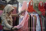 Pengunjung memilih kebutuhan baju muslim yang dipajang dalam Pameran Haji dan Umroh di Hall MOG, Malang, Jawa Timur, Jumat (24/2). Pameran yang berlangsung selama tiga hari tersebut diadakan untuk membantu calon jemaah haji dan umroh dalam memperoleh kebutuhan seperti Kelompok Bimbingan Ibadah Haji (KBIH), baju muslim iqrom, serta biro perjalanan seiring meningkatnya kuota haji Indonesia dari 168 ribu orang menjadi 221 ribu orang pada tahun 2017. Antara Jatim/Ari Bowo Sucipto/zk/17