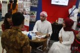 Pengunjung mencari informasi tentang pendaftaran haji dalam Pameran Haji dan Umroh di Hall MOG, Malang, Jawa Timur, Jumat (24/2). Pameran yang berlangsung selama tiga hari tersebut diadakan untuk membantu calon jemaah haji dan umroh dalam memperoleh kebutuhan seperti Kelompok Bimbingan Ibadah Haji (KBIH), baju muslim iqrom, serta biro perjalanan seiring meningkatnya kuota haji Indonesia dari 168 ribu orang menjadi 221 ribu orang pada tahun 2017. Antara Jatim/Ari Bowo Sucipto/zk/17