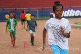 Sejumlah atlet usia dini megikuti latihan dan pembinaan di stadion Brawijaya, Kota Kediri, Jawa Timur, Jumat (24/2). Persatuan Atlet Seluruh Indonesia (PASI) memberikan perhatian khusus kepada pembinaan dan pembibitan atlet usia dini sebagai bentuk regenerasi atlet nasional. Antara Jatim/Prasetia Fauzani/zk/17