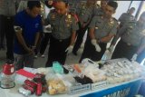 Kepolisian Daerah Kalimantan Barat kembali musnahkan barang bukti kejahatan penyelundupan sabu seberat 1,489 kilogram dan 3.000 butir obat Happy Five (H5) dari dua tersangka Iwan alias Jankong dan Jimmy. (Foto Slamet Ardiansyah)