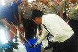 Kepolisian Daerah Kalimantan Barat kembali musnahkan barang bukti kejahatan penyelundupan sabu seberat 1,489 kilogram dan 3.000 butir obat Happy Five (H5) dari dua tersangka Iwan alias Jankong dan Jimmy. (Foto Slamet Ardiansyah)