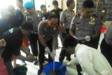 Kepolisian Daerah Kalimantan Barat kembali musnahkan barang bukti kejahatan penyelundupan sabu seberat 1,489 kilogram dan 3.000 butir obat Happy Five (H5) dari dua tersangka Iwan alias Jankong dan Jimmy. (Foto Slamet Ardiansyah)