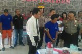 Kepolisian Daerah Kalimantan Barat kembali musnahkan barang bukti kejahatan penyelundupan sabu seberat 1,489 kilogram dan 3.000 butir obat Happy Five (H5) dari dua tersangka Iwan alias Jankong dan Jimmy. (Foto Slamet Ardiansyah)