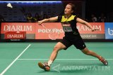 Pebulu tangkis tunggal putri asal klub Mutiara Cardinal, Hanna Ramadhini berusaha mengembalikan kok kearah lawannya pebulu tangkis tunggal putri asal klub Berkat Abadi Zhang Beiwen dalam final putri Djarum Superliga Badminton 2017 di DBL Arena Surabaya, Jawa Timur, Sabtu (25/2). Panji Ahmad Maulana Menang dengan skor 2-0 (21-16,21-17). Hanna Ramadhini menang dengan skor 0-2 (15-21,10-21). Antara Jatim/M Risyal Hidayat/zk/17