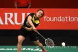 Pebulu tangkis tunggal putri asal klub Mutiara Cardinal, Hanna Ramadhini berusaha mengembalikan kok kearah lawannya pebulu tangkis tunggal putri asal klub Berkat Abadi Zhang Beiwen dalam final putri Djarum Superliga Badminton 2017 di DBL Arena Surabaya, Jawa Timur, Sabtu (25/2). Panji Ahmad Maulana Menang dengan skor 2-0 (21-16,21-17). Hanna Ramadhini menang dengan skor 0-2 (15-21,10-21). Antara Jatim/M Risyal Hidayat/zk/17