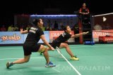 Pebulu tangkis ganda putri asal klub Mutiara Cardinal Yulfira Barkah dan Tiara Rosalia Nuraidah mengembalikan kok kearah lawan pebulu tangkis ganda putri asal Klub Berkat Abadi Rizki Amelia Pradipta dan Greysia Polii dan final putri Djarum Superliga Badminton 2017 di DBL Arena Surabaya, Jawa Timur, Sabtu (25/2). Yulfira Barkah dan Tiara Rosalia Nuraidah menang dengan skor 2-0 (21-15, 21-14). Antara Jatim/M Risyal Hidayat/zk/17