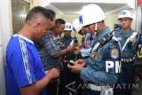 Sejumlah anggota Polisi Militer Angkatan Laut (Pomal) Lantamal V memeriksa identitas pengunjung ketika berlangsungnya Operasi Penegakan Ketertiban (Gaktib) dan Yustisi POM TNI 2017 di salah satu hiburan malam Surabaya, Jawa Timur, Jumat (24/2) malam. Giat yang merupakan gabungan dari Polisi Militer TNI AL, TNI AU, TNI AD, dan Polri melakukan operasi di delapan tempat hiburan malam tersebut bertujuan untuk menekan dan mencegah terjadinya pelanggaran serta perbuatan melawan hukum dari anggota TNI dan Polri. Antara Jatim/M Risyal Hidayat/zk/17