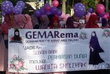 Sejumlah pegiat komunitas hijab membawa poster ketika melakukan kampanye Gerakan Menutup Aurat di Jalan Ijen, Malang, Jawa Timur, Minggu (26/2). Selain kampanye dan pembagian jilbab gratis, Kegiatan tersebut juga bermaksud mengenalkan masyarakat tentang berbagai gaya dan fesyen dalam berjilbab. Antara Jatim/Ari Bowo Sucipto/zk/17