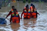 Relawan Plang Merah Indonesia (PMI) siaga memberikan bantuan bagi warga terdampak banjir di Kelurahan Gladak Anyar,  Pamekasan, Jawa Timur, Senin (27/2). Banjir yang menggenangi daerah padat pemukiman itu, akibat tingginya curah hujan dalam beberapa hari terakhir. Antara Jatim/Saiful Bahri/zk/17