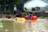 Petugas BPBD dan PMI menyiapkan perahu karet untuk warga terdampak banjir di Kelurahan Gladak Anyar,  Pamekasan, Jawa Timur, Senin (27/2). Banjir yang menggenangi daerah padat pemukiman itu, akibat tingginya curah hujan dalam beberapa hari terakhir. Antara Jatim/Saiful Bahri/zk/17