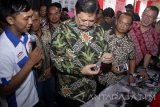 Menteri Perindustrian Airlangga Hartarto (tengah) melihat hasil kerajinan logam di Sentra Industri Kecil dan Menengah (IKM) logam Ngingas, Waru, Sidoarjo, Jawa Timur, Senin (27/2). Kunjungan tersebut untuk melihat hasil kerajinan yang memasok komponen bagi perusahaan perusahaan manufaktur besar di indonesia berupa mesin pertanian, peralatan rumah tangga, komponen listrik dan suku cadang kendaraan motor dan mobil. Antara Jatim/Umarul Faruq/zk/17