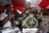 Menteri Perindustrian Airlangga Hartarto (tengah) melihat hasil kerajinan logam di Sentra Industri Kecil dan Menengah (IKM) logam Ngingas, Waru, Sidoarjo, Jawa Timur, Senin (27/2). Kunjungan tersebut untuk melihat hasil kerajinan yang memasok komponen bagi perusahaan perusahaan manufaktur besar di indonesia berupa mesin pertanian, peralatan rumah tangga, komponen listrik dan suku cadang kendaraan motor dan mobil. Antara Jatim/Umarul Faruq/zk/17