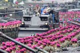 Komandan Korps Marinir Mayjen TNI (Mar) RM Trusono (kiri) didampingi istri Ny. Erna Trusono (kanan) membalas penghormatan ribuan prajurit Korps Marinir dari atas kendaraan RM 70 mm Grad disela-sela upacara tradisi pelepasan Dankormar di Bumi Marinir Karangpilang Surabaya, Jawa Timur, Senin (27/2). Mayjen TNI (Mar) RM Trusono akan menempati jabatan baru menjadi Komandan Sekolah Komando dan Staf (Dansesko) TNI dan akan jabatan Dankormar akan digantikan oleh Mayjen TNI (Mar) Bambang Suswantono. Antara Jatim/M Risyal Hidayat/zk/17