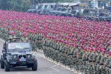 Komandan Korps Marinir Mayjen TNI (Mar) RM Trusono (kiri) didampingi istri Ny. Erna Trusono (kanan) membalas penghormatan ribuan prajurit Korps Marinir dari atas kendaraan RM 70 mm Grad disela-sela upacara tradisi pelepasan Dankormar di Bumi Marinir Karangpilang Surabaya, Jawa Timur, Senin (27/2). Mayjen TNI (Mar) RM Trusono akan menempati jabatan baru menjadi Komandan Sekolah Komando dan Staf (Dansesko) TNI dan akan jabatan Dankormar akan digantikan oleh Mayjen TNI (Mar) Bambang Suswantono. Antara Jatim/M Risyal Hidayat/zk/17