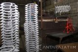 Pekerja menyelesaikan pembuatan tatakan kompor di Sentra Industri Kecil dan Menengah (IKM) logam Ngingas, Waru, Sidoarjo, Jawa Timur, Senin (27/2). Sentra Industri Kecil dan Menengah (IKM) logam Ngingas merupakan salah satu pemasok komponen produk unggulan berupa mesin pertanian, Peralatan rumah tangga, Komponen Listrik dan telekomunikasi serta suku cadang kendaraan motor dan mobil untuk perusahaan perusahaan manufaktue besar di Indonesia. Antara Jatim/Umarul Faruq/zk/17